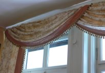 Klassische Vorhangdekorationen mit genhten Falten in vielzhliger Auswahl, Schabraken und Kaskaden. Aber auch moderne reduzierte Fenstergestaltungen mit Stoffen oder Flchenvorhngen